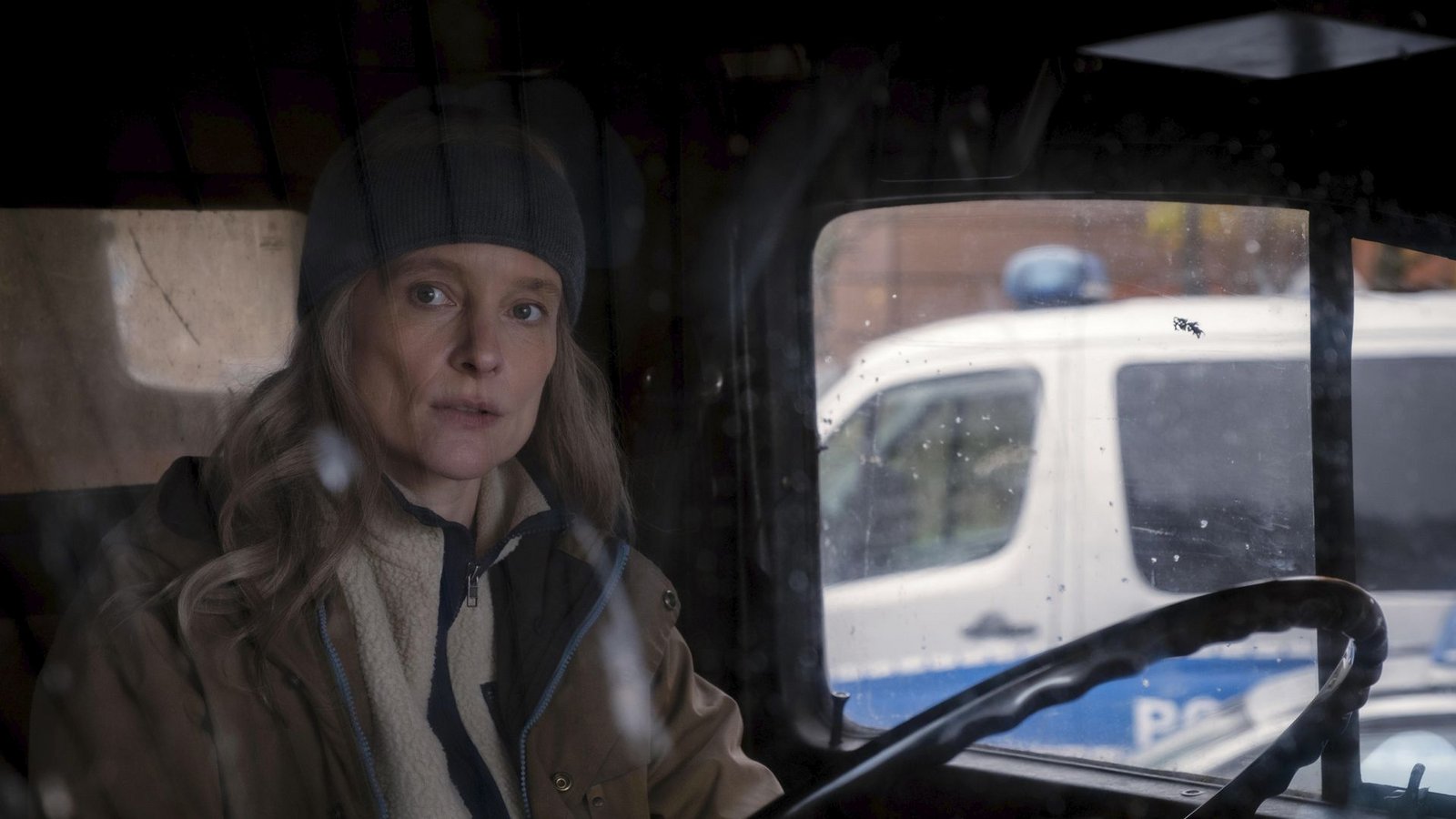 Noah ist Kunde der Wildnislehrerin Dara Kimmerer (Anne Ratte-Polle, Bild) – die Professorin führt Menschen zu Selbsterfahrungszwecken auf Wildniswanderungen.Foto: rbb/Conny Klein