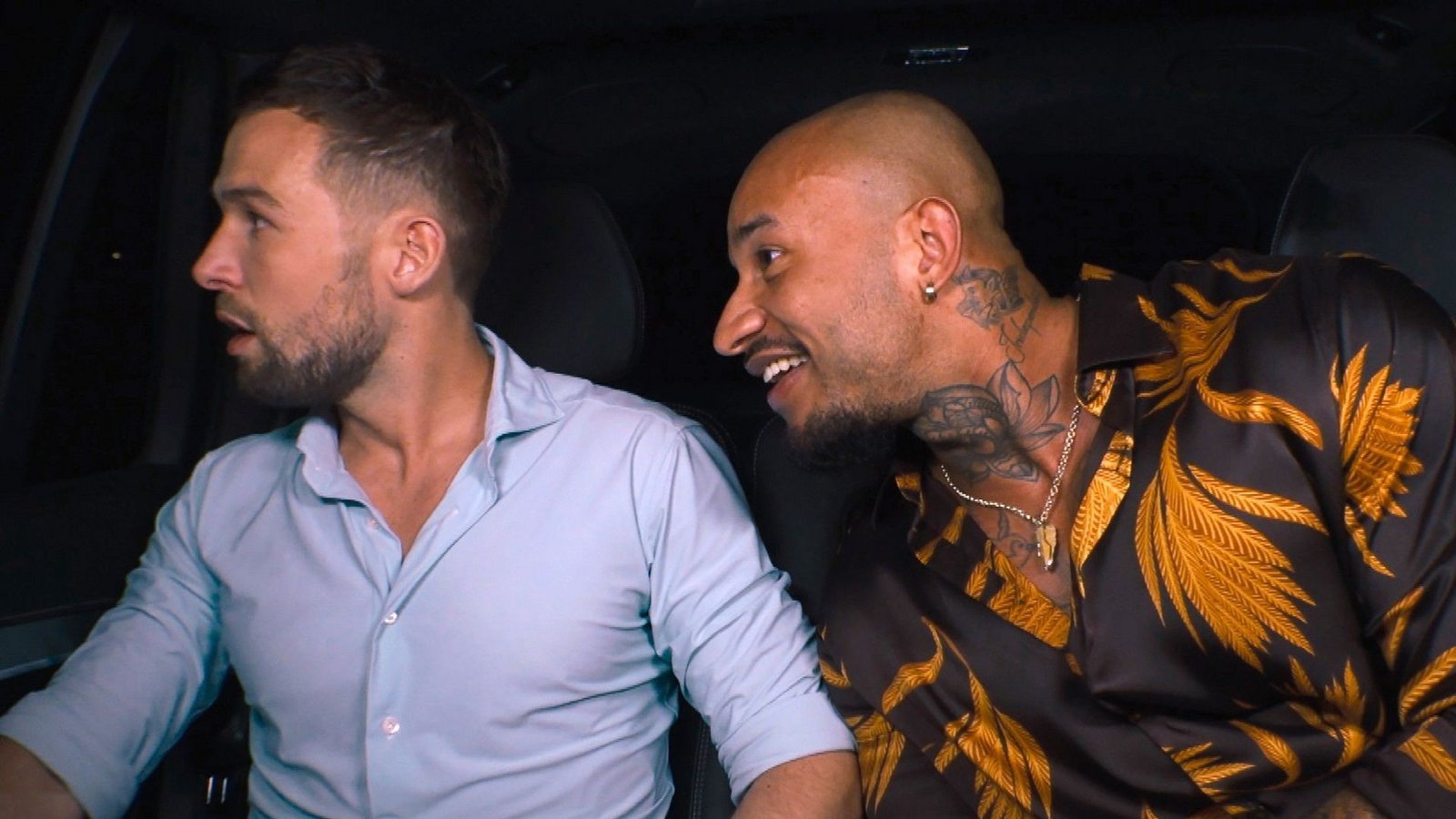 Jan (l.) und Lukas duften die Bachelorette als erstes begrüßen.Foto: RTL