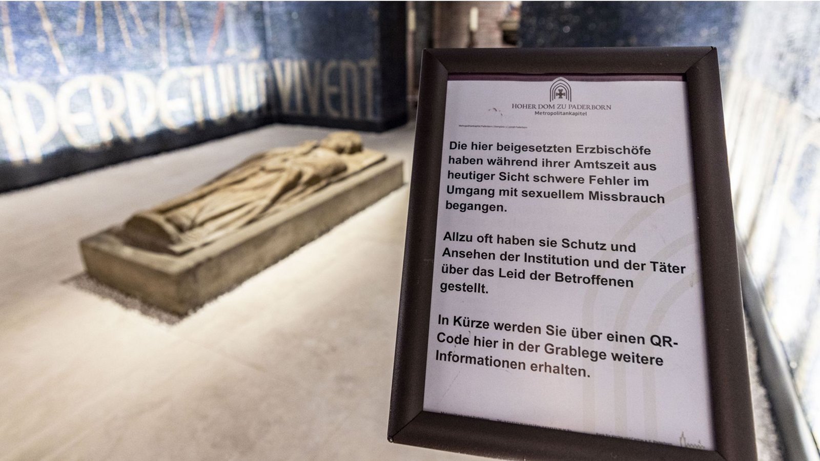 In der Grabkammer der Krypta des Doms steht ein Hinweisschild zu den Fehlern der dort beigesetzten Erzbischöfe des Erzbstums Paderborn im Umgang mit sexuellem Missbrauch in der katholischen Kirche.Foto: picture alliance/dpa/Christoph Reichwein In der Grabkammer der Krypta des Doms steht ein Hinweisschild zu den Fehlern der dort beigesetzten Erzbischöfe des Erzbstums Paderborn im Umgang mit sexuellem Missbrauch in der katholischen Kirche.Foto: picture alliance/dpa/Christoph Reichwein
