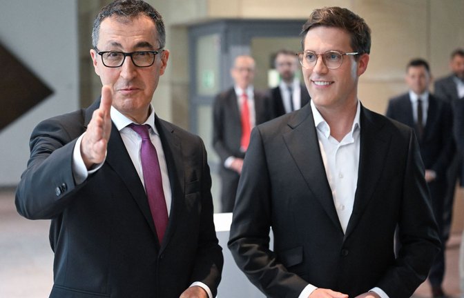 Cem Özdemir (Grüne) und Manuel Hagel (CDU) verhandeln einen Koalitionsvertrag für die neue Landesregierung.<span class='image-autor'>Foto: dpa/Bernd Weißbrod</span>