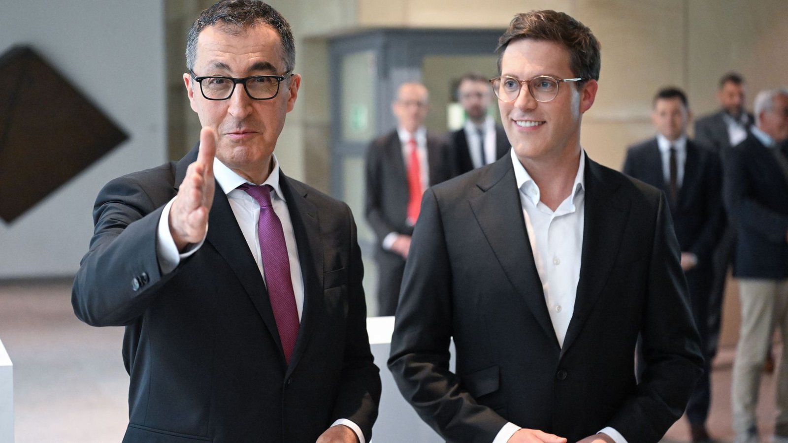 Cem Özdemir (Grüne) und Manuel Hagel (CDU) verhandeln einen Koalitionsvertrag für die neue Landesregierung.Foto: dpa/Bernd Weißbrod