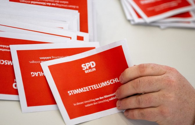 Bei der Stichwahl zum SPD-Parteivorsitz traten Martin Hikel und Nicola Böcker-Giannini gegen Kian Niroomand und Jana Bertels an.<span class='image-autor'>Foto: Monika Skolimowska/dpa</span>