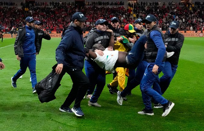 Senegalesische Fans wurden festgenommen.<span class='image-autor'>Foto: Themba Hadebe/AP/dpa/Themba Hadebe</span>