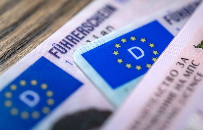 Ein bulgarischer und zwei deutsche Führerscheine liegen auf einem Tisch. Das EU-Parlament stimmt über Vorschläge zu neuen EU-Führerscheinregeln ab.<span class='image-autor'>Foto: dpa/Sina Schuldt</span>