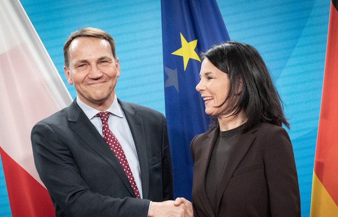 Die Außenminister von Deutschland und Polen, Annalena Baerbock und Radosław Sikorski, wollen den 20. Jahrestag des EU-Beitritts von Polen mit einem feierlichen Treffen würdigen.<span class='image-autor'>Foto: Michael Kappeler/dpa</span>