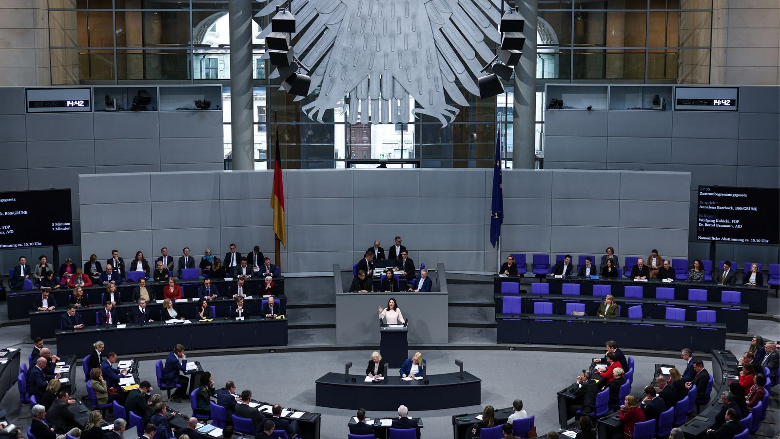 Blick in den Bundestag – die Grünen-Politikerin Annalena Baerbock steht am Rednerpult.Foto: dpa/Hannes P Albert