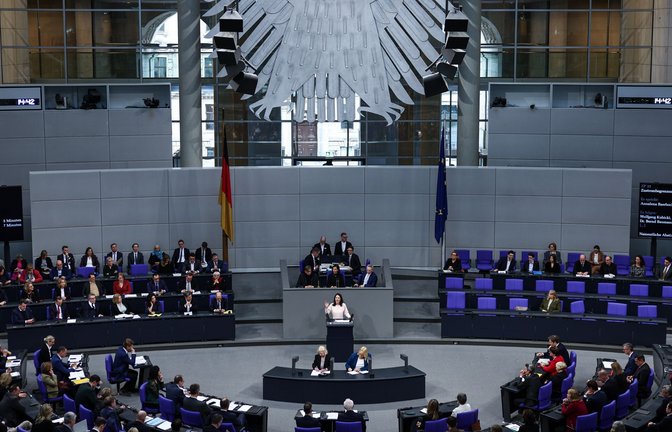 Blick in den Bundestag – die Grünen-Politikerin Annalena Baerbock steht am Rednerpult.<span class='image-autor'>Foto: dpa/Hannes P Albert</span>