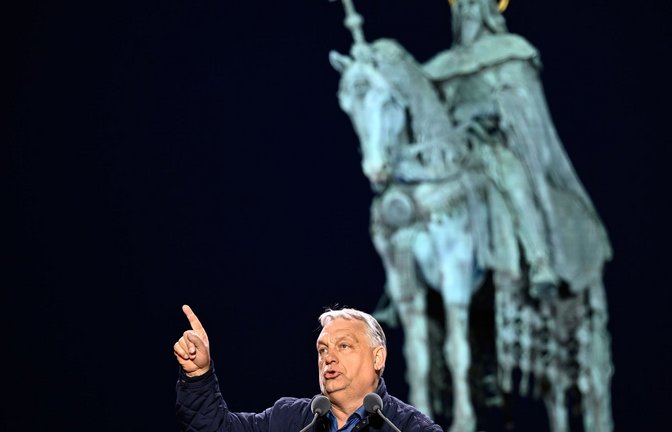 Ungarns Ministerpräsident Viktor Orban hofft, am Sonntag die Parlamentswahl gegen seinen chancenreichen Herausforderer Peter Magyar zu gewinnen.<span class='image-autor'>Foto: Petr David Josek/AP/dpa</span>
