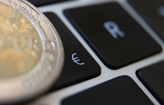 Den Euro könnte es in ein paar Jahren in neuer Form geben: Eine digitale Version würde Schein und Münze ergänzen. Die Vorarbeiten zum digitalen Euro laufen seit geraumer Zeit (Symbolfoto).<span class='image-autor'>Foto: picture alliance/dpa/Karl-Josef Hildenbrand</span>