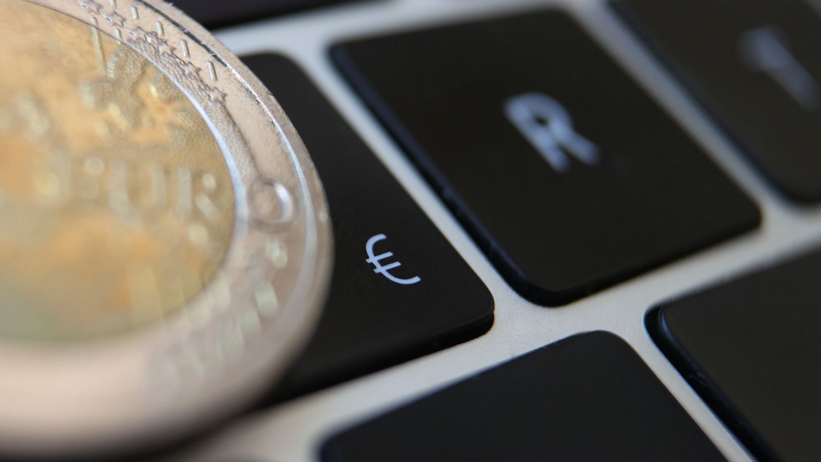 Den Euro könnte es in ein paar Jahren in neuer Form geben: Eine digitale Version würde Schein und Münze ergänzen. Die Vorarbeiten zum digitalen Euro laufen seit geraumer Zeit (Symbolfoto).Foto: picture alliance/dpa/Karl-Josef Hildenbrand Den Euro könnte es in ein paar Jahren in neuer Form geben: Eine digitale Version würde Schein und Münze ergänzen. Die Vorarbeiten zum digitalen Euro laufen seit geraumer Zeit (Symbolfoto).Foto: picture alliance/dpa/Karl-Josef Hildenbrand
