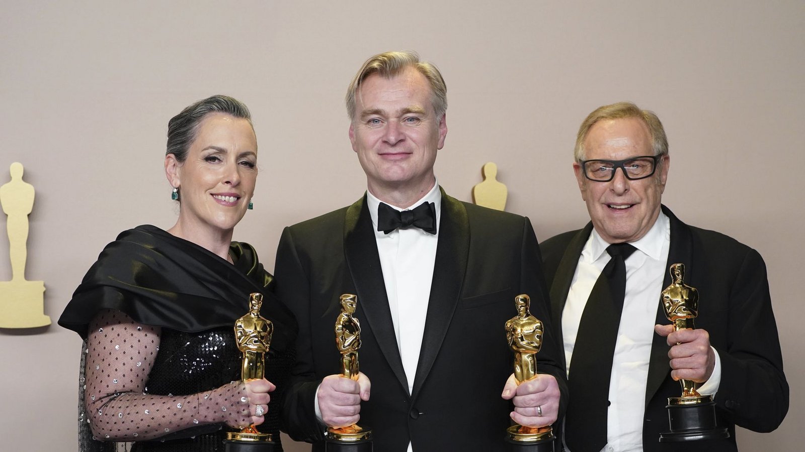 Emma Thomas, Christopher Nolan (M) und Charles Roven posieren mit dem Preis für den besten Film für „Oppenheimer“ bei der Oscar-Verleihung im Dolby Theatre in Los Angeles.Foto: dpa/Jordan Strauss Emma Thomas, Christopher Nolan (M) und Charles Roven posieren mit dem Preis für den besten Film für „Oppenheimer“ bei der Oscar-Verleihung im Dolby Theatre in Los Angeles.Foto: dpa/Jordan Strauss