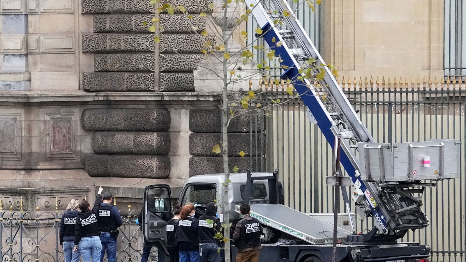 Die Täter brachen  am 19. Oktober in den Louvre ein.Foto: Thibault Camus/AP/dpa/Thibault Camus
