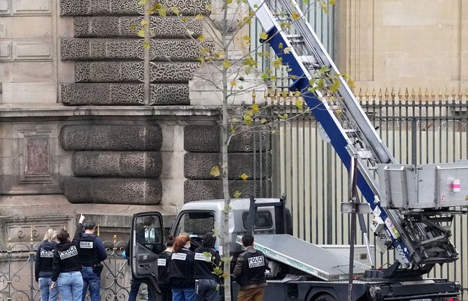 Die Täter brachen  am 19. Oktober in den Louvre ein.<span class='image-autor'>Foto: Thibault Camus/AP/dpa/Thibault Camus</span>