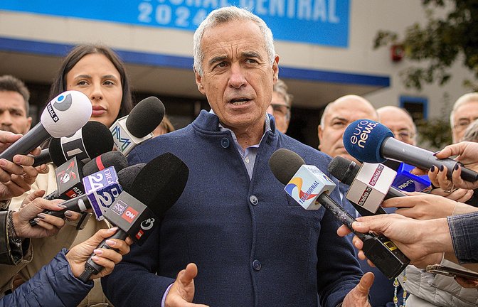 Calin Georgescu feiert einen unerwarteten Wahltriumph.<span class='image-autor'>Foto: dpa/Alexandru Dobre</span>