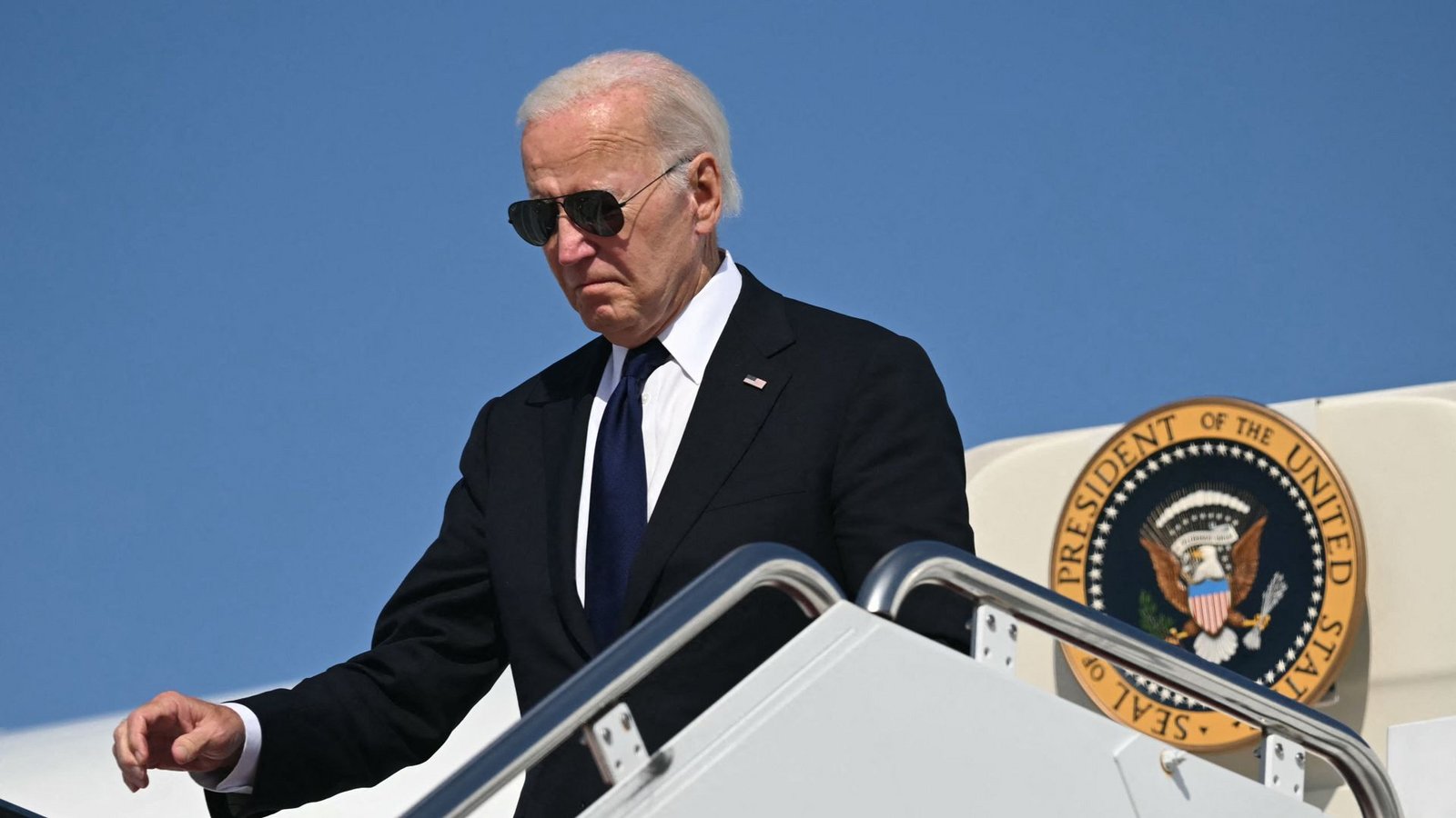 Der scheidende US-Präsident Joe Biden hat bei einem Besuch im US-Bundesstaat Pennsylvania eine rote „Trump 2024“-Kappe aufgesetzt.Foto: AFP/ANDREW CABALLERO-REYNOLDS