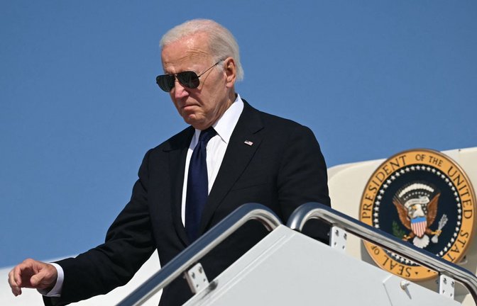 Der scheidende US-Präsident Joe Biden hat bei einem Besuch im US-Bundesstaat Pennsylvania eine rote „Trump 2024“-Kappe aufgesetzt.<span class='image-autor'>Foto: AFP/ANDREW CABALLERO-REYNOLDS</span>