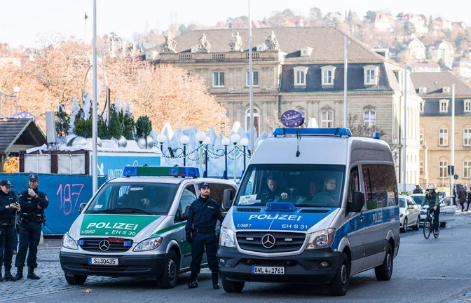 In der Landeshauptstadt schützten Polizisten der Einsatzhundertschaft Stuttgart ebenfalls eine Veranstaltung der selbst ernannten Islamkritiker von Pax Europa.<span class='image-autor'>Foto: 7aktuell.de/Nils Reeh</span>