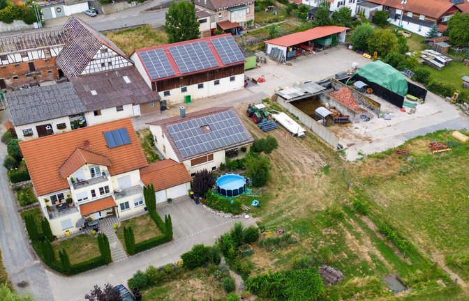 Die alte Mühle an der Freudentaler Straße (oben links) macht Platz für den Pflegestandort. Der Kauf einer Wiese erhitzte nun die Gemüter im Sachsenheimer Gemeinderat.  <span class='image-autor'>Foto: Kalb</span>