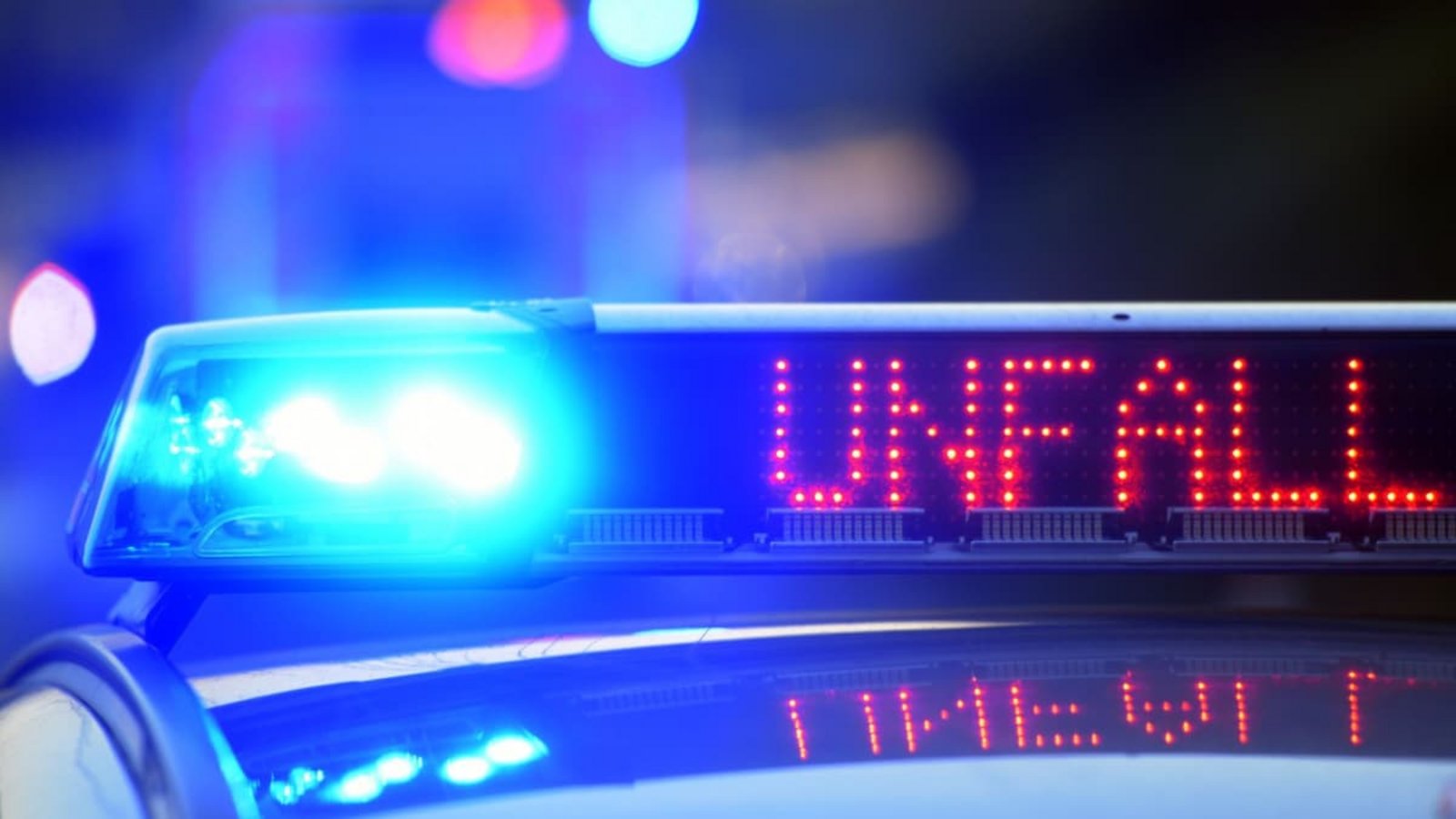 Die Polizei hat die Bundesstraße 2 in Bayern nach einem tödlichem Unfall komplett gesperrt.Stefan Puchner/dpa