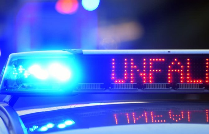 Die Polizei hat die Bundesstraße 2 in Bayern nach einem tödlichem Unfall komplett gesperrt.<span class='image-autor'>Stefan Puchner/dpa</span>