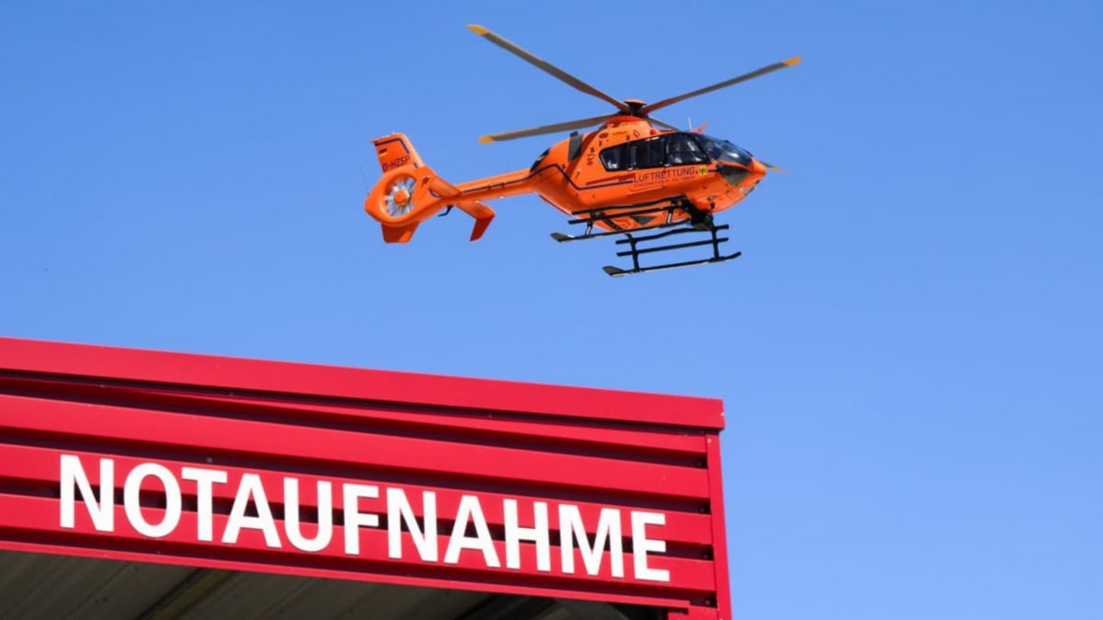 Der Pedelec-Fahrer wurde mit einem Rettungshubschrauber in eine Klinik geflogen.Julian Stratenschulte/dpa Der Pedelec-Fahrer wurde mit einem Rettungshubschrauber in eine Klinik geflogen.Julian Stratenschulte/dpa