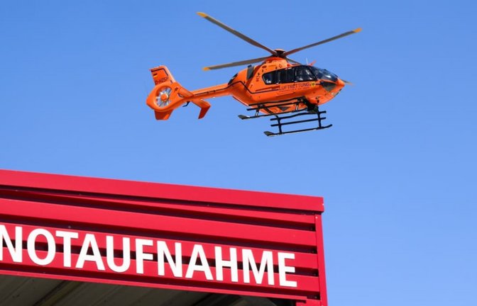 Der Pedelec-Fahrer wurde mit einem Rettungshubschrauber in eine Klinik geflogen.<span class='image-autor'>Julian Stratenschulte/dpa</span>