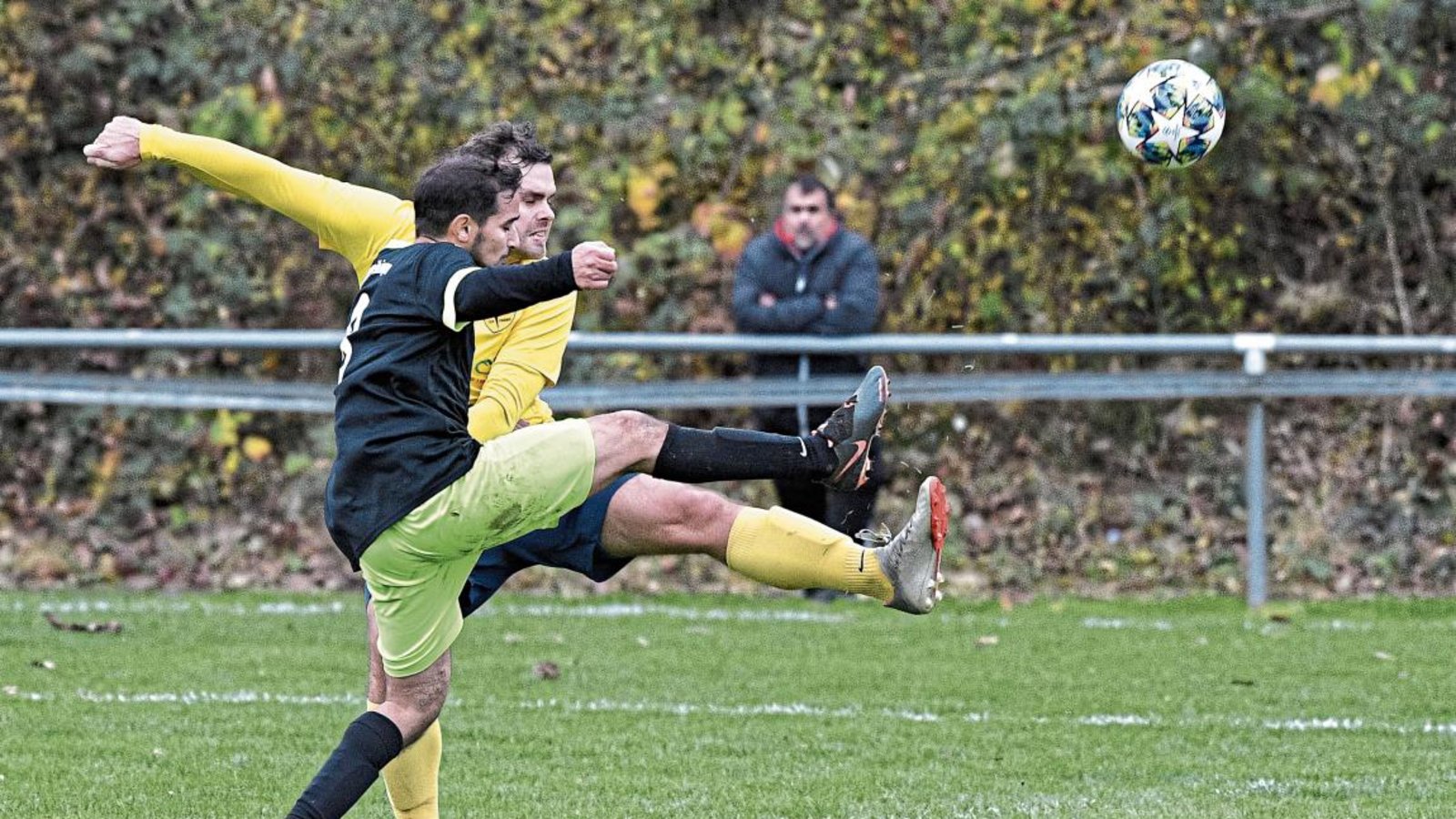 Tomas Karabas (vorne, im Zweikampf mit Arne Körner) ist mit dem TSV Enzweihingen weiter ohne Niederlage geblieben. Foto: Leitner Tomas Karabas (vorne, im Zweikampf mit Arne Körner) ist mit dem TSV Enzweihingen weiter ohne Niederlage geblieben. Foto: Leitner