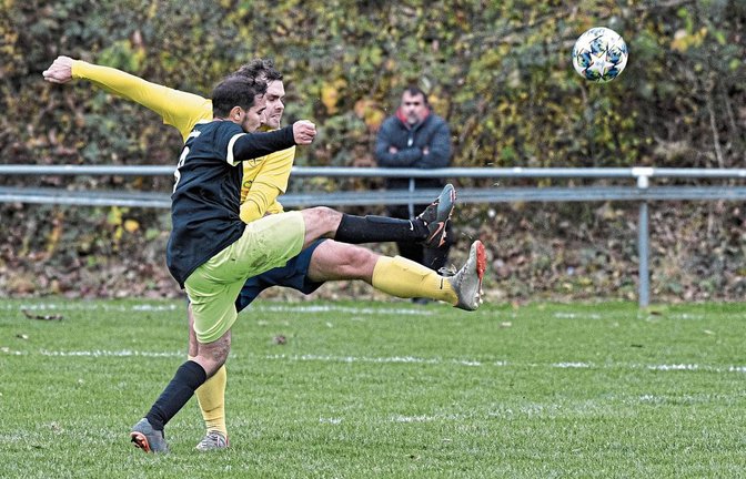 Tomas Karabas (vorne, im Zweikampf mit Arne Körner) ist mit dem TSV Enzweihingen weiter ohne Niederlage geblieben. Foto: Leitner