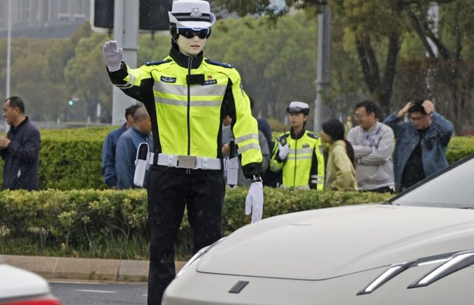 Ein KI-gesteuerter Polizeiroboter regelt an einer Kreuzung in Changzhou&nbsp; den Verkehr.<span class='image-autor'>-/kyodo/dpa</span>
