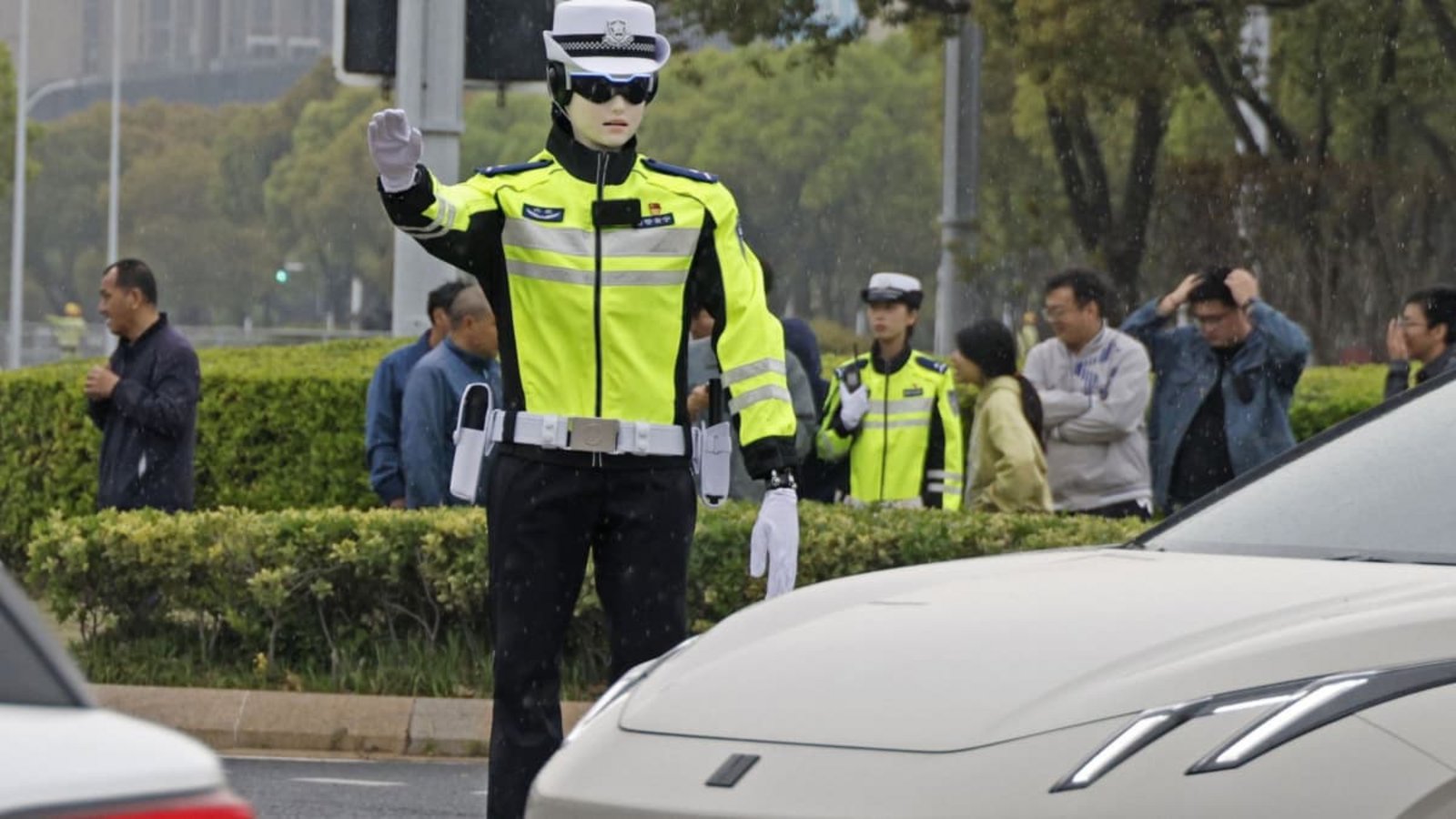 Ein KI-gesteuerter Polizeiroboter regelt an einer Kreuzung in Changzhou den Verkehr.-/kyodo/dpa Ein KI-gesteuerter Polizeiroboter regelt an einer Kreuzung in Changzhou den Verkehr.-/kyodo/dpa