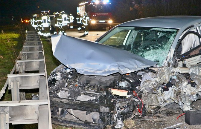 Einen Schwer- und zwei Leichtverletzte forderte dieser Unfall auf der Bundesstraße 10 bei Schwieberdingen. <span class='image-autor'>Foto: KS-Image/Rometsch</span>