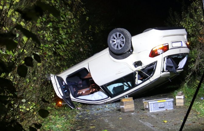 Der Mercedes kam letztendlich auf dem Radweg auf dem Dach zum Liegen.  <span class='image-autor'>Fotos: Rücker</span>