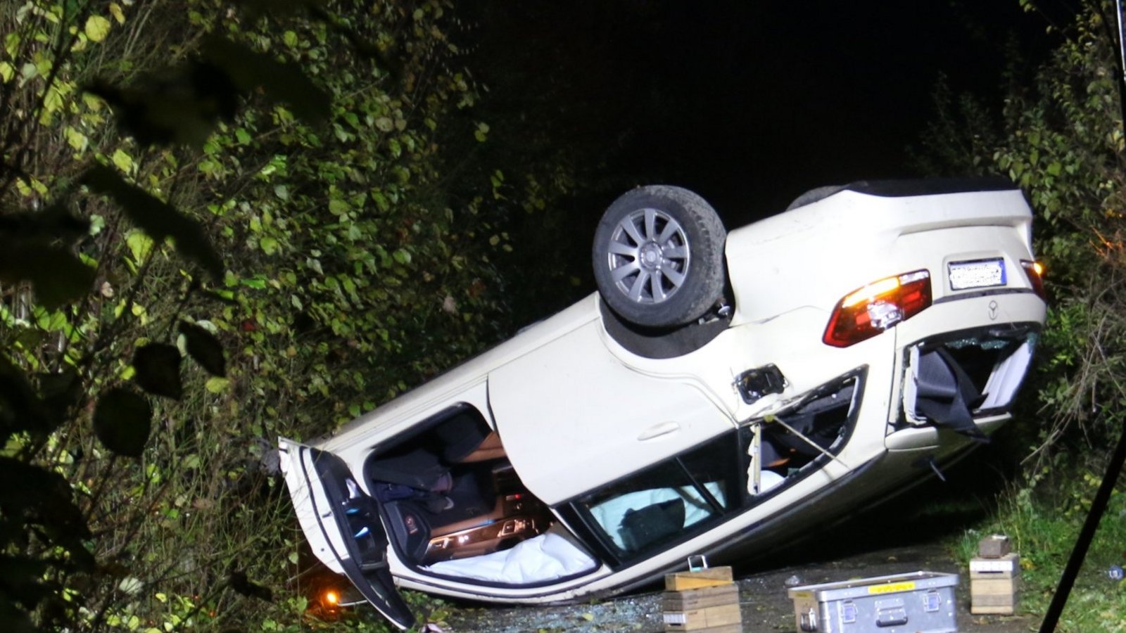 Der Mercedes kam letztendlich auf dem Radweg auf dem Dach zum Liegen. Fotos: Rücker Der Mercedes kam letztendlich auf dem Radweg auf dem Dach zum Liegen. Fotos: Rücker