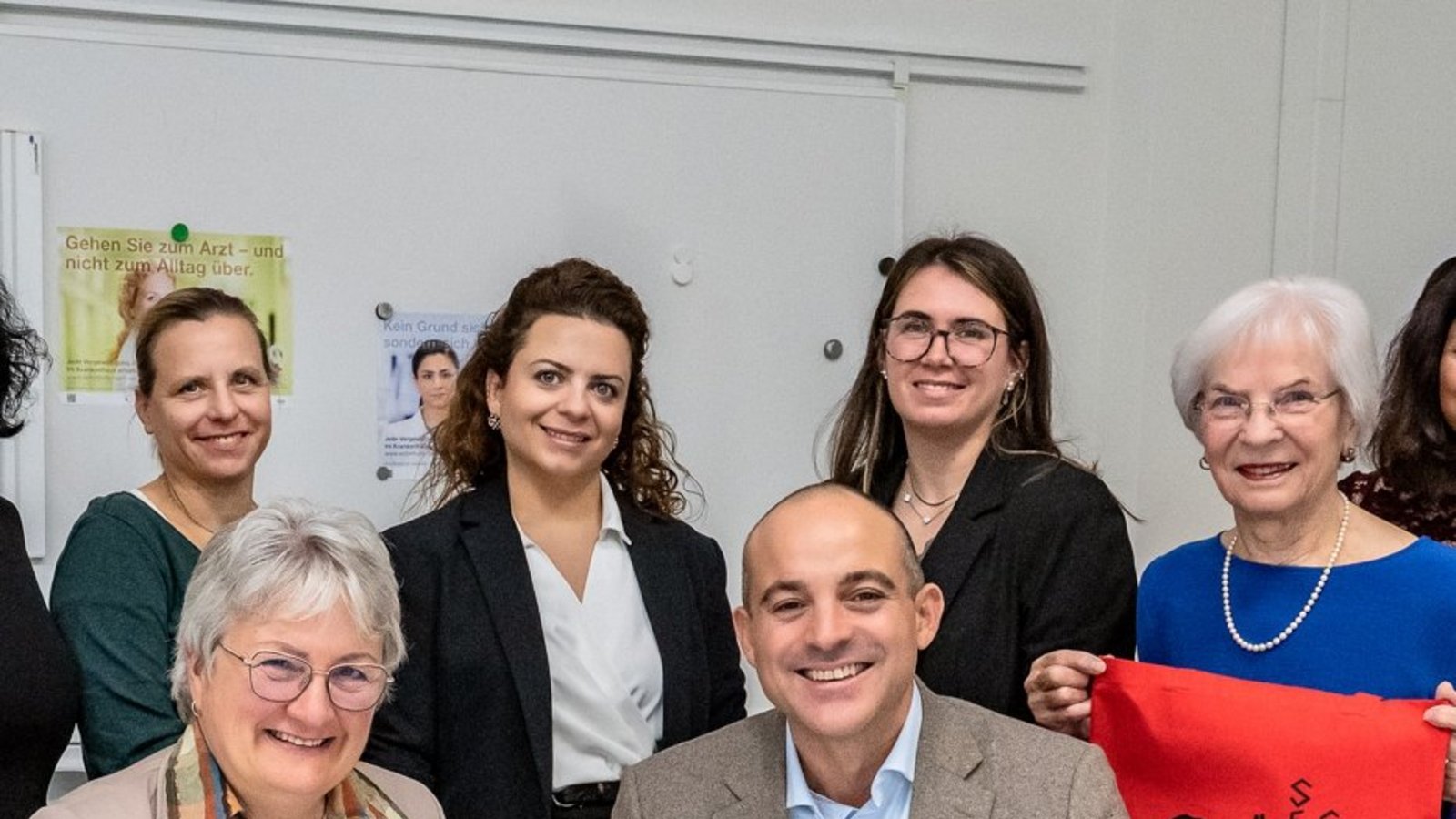 Unterzeichnung der erneuerten Kooperationsvereinbarung durch Vertreterinnen und Vertreter der Partnerorganisationen Silbersdistel, Frauen für Frauen, RKH Ludwigsburg und Gesundheitsdezernat des Landratsamts Ludwigsburg (im Vordergrund von links): Dr. Karlin Stark, Dezernentin für Gesundheit und Verbraucherschutz und Professor Dr. Sebastian Berlit, Ärztlicher Direktor RKH Ludwigsburg. Foto: Landratsamt Ludwigsburg Unterzeichnung der erneuerten Kooperationsvereinbarung durch Vertreterinnen und Vertreter der Partnerorganisationen Silbersdistel, Frauen für Frauen, RKH Ludwigsburg und Gesundheitsdezernat des Landratsamts Ludwigsburg (im Vordergrund von links): Dr. Karlin Stark, Dezernentin für Gesundheit und Verbraucherschutz und Professor Dr. Sebastian Berlit, Ärztlicher Direktor RKH Ludwigsburg. Foto: Landratsamt Ludwigsburg