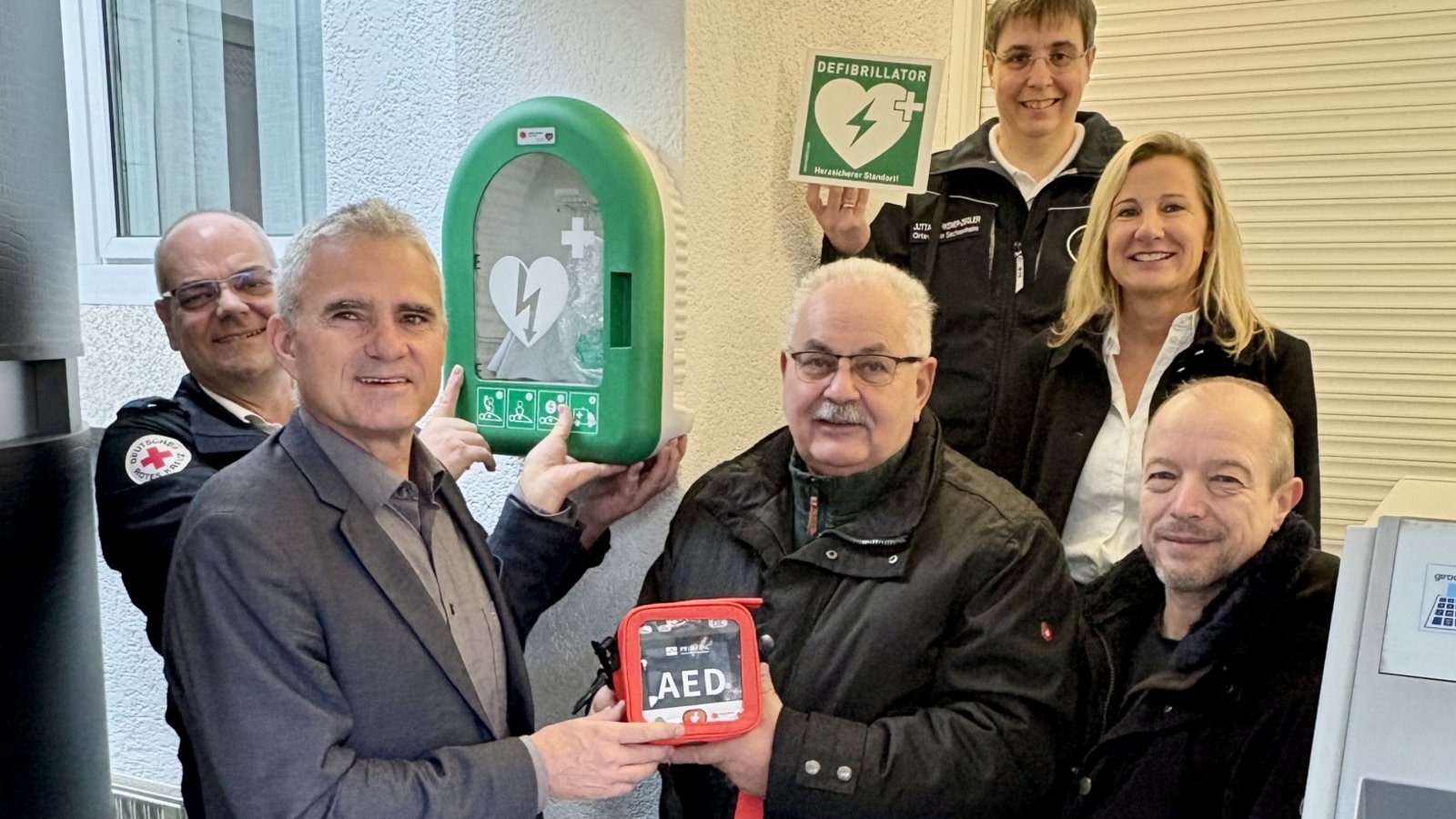 Das Netz an Defibrillatoren in der Stadt Sachsenheim wird ausgebaut, wie hier in der VR-Bank Kleinsachsenheim. Foto: Stadt Sachsenheim Das Netz an Defibrillatoren in der Stadt Sachsenheim wird ausgebaut, wie hier in der VR-Bank Kleinsachsenheim. Foto: Stadt Sachsenheim