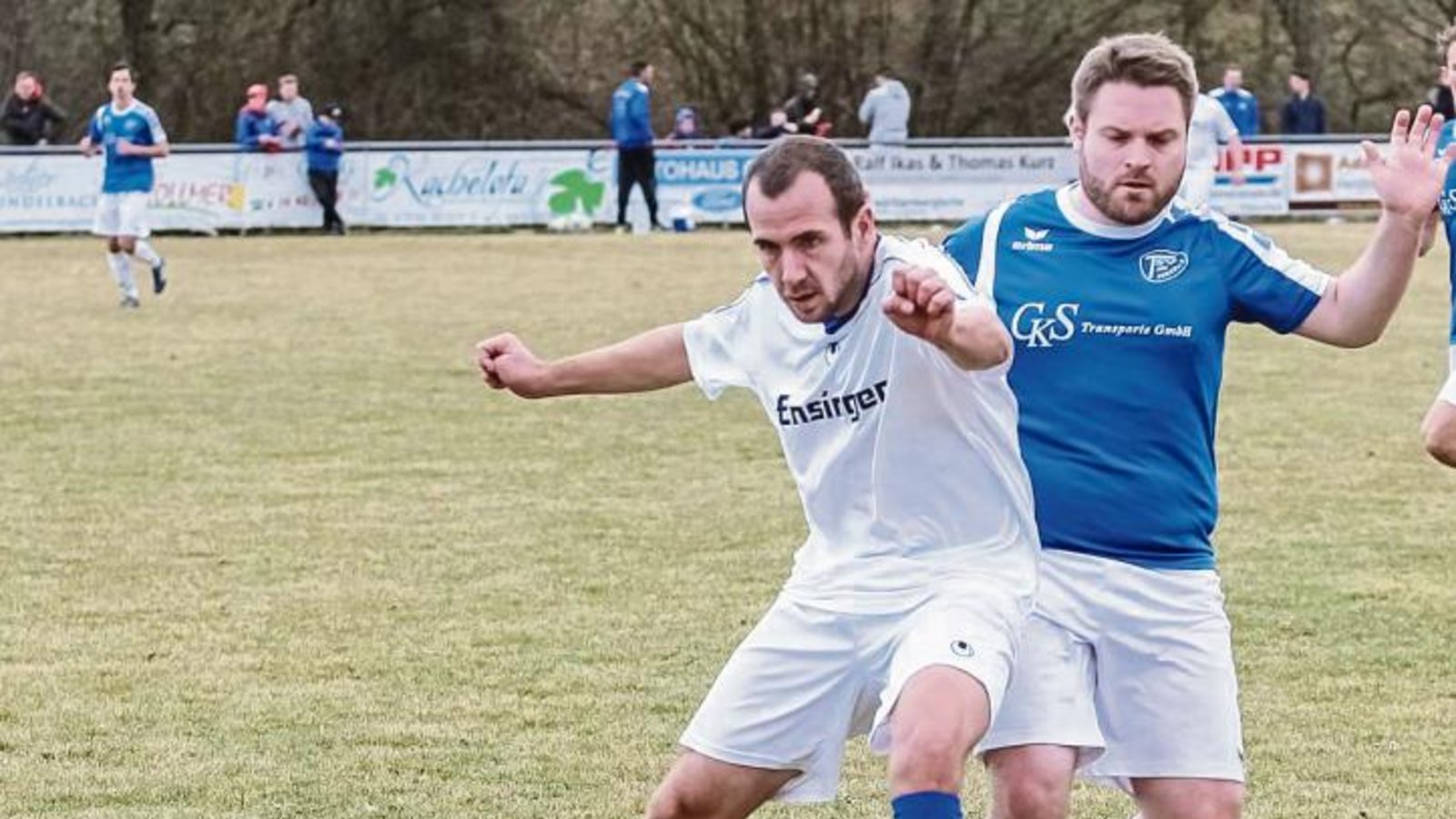 Oskar Seiler (links) kann gegen die SGM Roßwag/Mühlhausen am Sonntag zwar nicht mitspielen, steht aber für die Spieler, die sich beim FC Gündelbach Schritt für Schritt entwickeln. Foto: Simecek Oskar Seiler (links) kann gegen die SGM Roßwag/Mühlhausen am Sonntag zwar nicht mitspielen, steht aber für die Spieler, die sich beim FC Gündelbach Schritt für Schritt entwickeln. Foto: Simecek