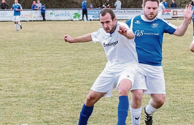 Oskar Seiler (links) kann gegen die SGM Roßwag/Mühlhausen am Sonntag zwar nicht mitspielen, steht aber für die Spieler, die sich beim FC Gündelbach Schritt für Schritt entwickeln. Foto: Simecek