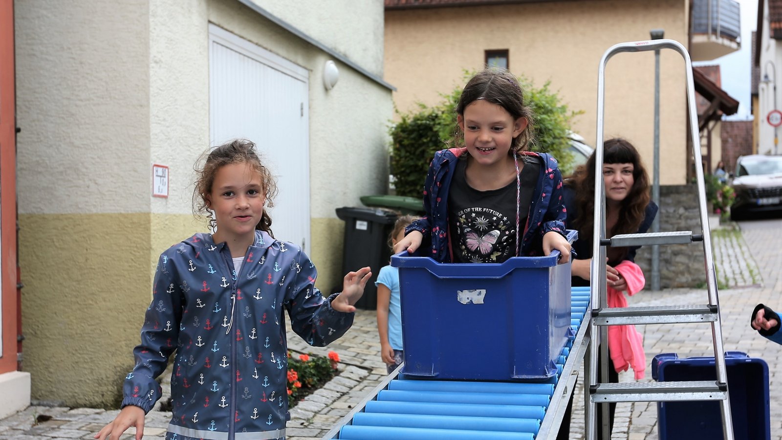 Auf der Rollenrutsche geht es nach Belieben rasant oder gemütlich zu, aber immer mit Genuss. Auf der Rollenrutsche geht es nach Belieben rasant oder gemütlich zu, aber immer mit Genuss.