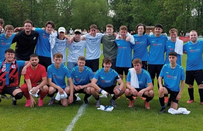 Die Meister der SGM Vaihingen: Hintere Reihe von links: Dean Popa, Niko Lienerth, Adrian Ristl (Trainer), Odysseas Vlachakis, Simon Riffel, Paulo Leite, Louis Scheid, Julian Voigt, Silas Stotz, Leo Pfisterer, Dilschad Ibrahim, Nick Müller, Marlon Kube, Manuel Aldinger. Vordere Reihe von links: Altrin Hyseni, Muhammet Safter, Miguel Garcia, Paul Daiß, Zalan Hidvegi, Moritz Althaus, David Sautoglu. Es fehlen: Tom Köhler, Mika Frantz, Mergim Jaja, Fabian Renz. <span class='image-autor'>Foto: privat</span>