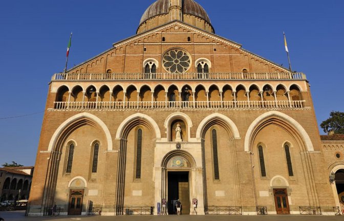 Am Grabmal des San Antonio in der Basilika von Padua können Gläubige Wünsche formulieren.<span class='image-autor'>IMAGO/imagebroker</span>