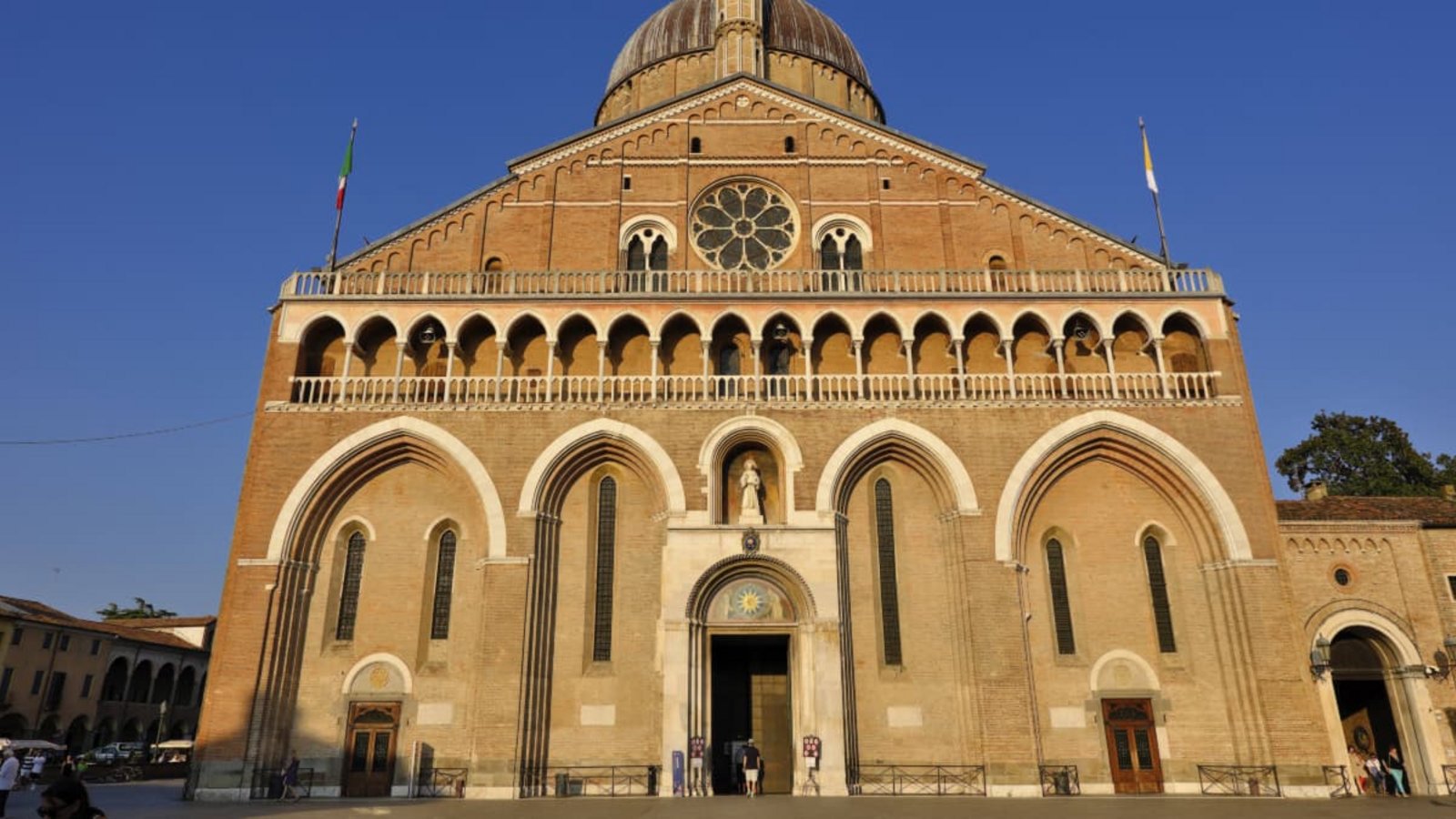 Am Grabmal des San Antonio in der Basilika von Padua können Gläubige Wünsche formulieren.IMAGO/imagebroker Am Grabmal des San Antonio in der Basilika von Padua können Gläubige Wünsche formulieren.IMAGO/imagebroker