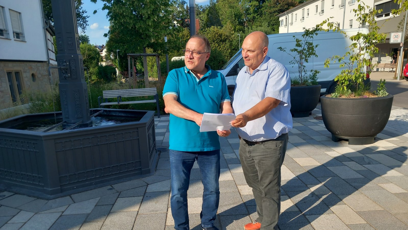 Bürgermeister Jürgen Scholz (rechts) und Sieghard Geske von der Vereine GbR besprechen am neugestalteten Platz am Schlösslesbrunnen die letzten Details für das große Luggelesfest am ersten Juliwochenende. Foto: Glemser Bürgermeister Jürgen Scholz (rechts) und Sieghard Geske von der Vereine GbR besprechen am neugestalteten Platz am Schlösslesbrunnen die letzten Details für das große Luggelesfest am ersten Juliwochenende. Foto: Glemser