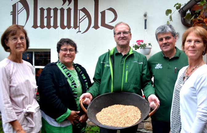 Werbung für die Kichererbse: Ernährungsberaterin Gabriele Gesterkamp (v.l.), Regionalmanagerin Ursula Waters, Bio-Landwirt Frank Bäuerle, Ölmühlen-Inhaber Jürgen Krauth und Corinna Benkel, Leiterin des Landwirtschaftsamtes Enzkreis. <span class='image-autor'>Fotos: Stahlfeld</span>
