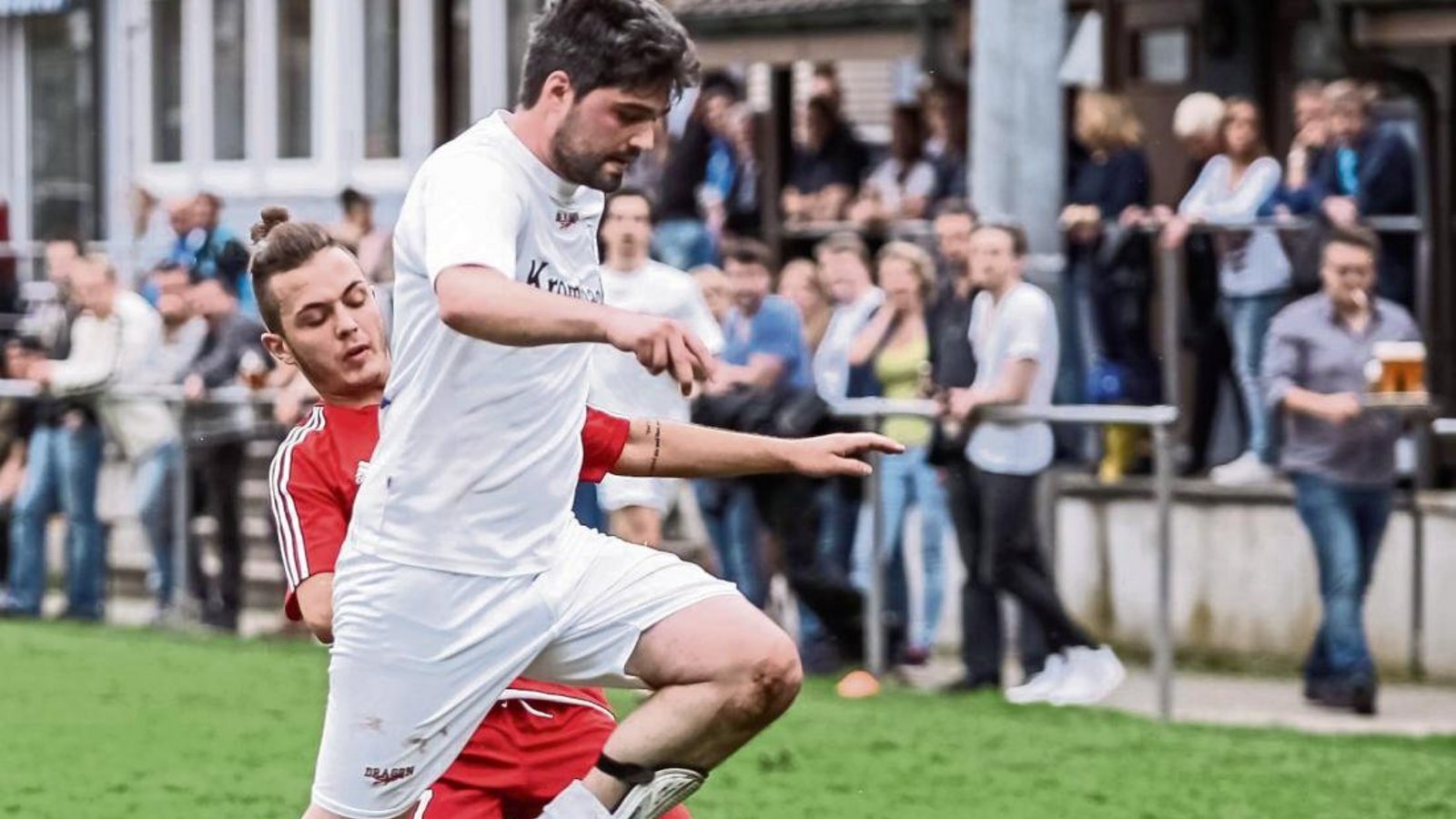 Christian Buchgraber und der TSV Aurich hatten gestern beim VfB (hinten Dolorjant Imeri) schwer zu kämpfen. Foto: Simecek