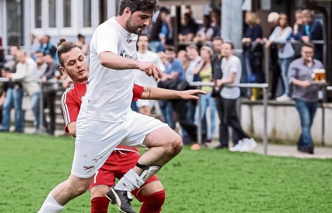 Christian Buchgraber und der TSV Aurich hatten gestern beim VfB (hinten Dolorjant Imeri) schwer zu kämpfen. Foto: Simecek