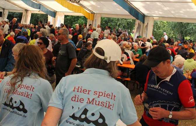 Viel Betrieb: Im Festzelt auf der Enzinsel in Oberriexingen feiern Radler und Wanderer bei der Hocketse den gemeinsamen Ausklang der S-VKZ-Tour 2026.  <span class='image-autor'>Fotos: Kauer</span>
