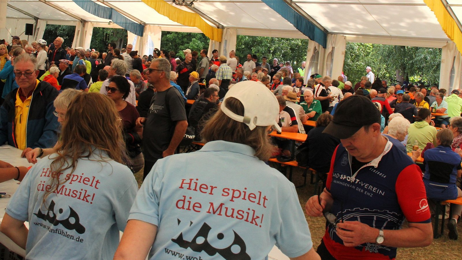 Viel Betrieb: Im Festzelt auf der Enzinsel in Oberriexingen feiern Radler und Wanderer bei der Hocketse den gemeinsamen Ausklang der S-VKZ-Tour 2026.  Fotos: Kauer