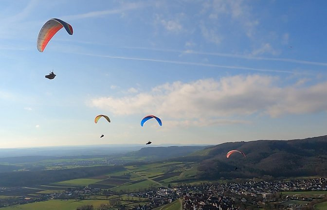 Südwind und Sonnenschein lockte die Hohenhaslacher Gleitschirmflieger am Samstag an den Teufelsberg. Schon am Vormittag seien zahlreiche Piloten am Startplatz anzutreffen gewesen, berichten die Gleitschirmflieger. „Da standen sie und warteten auf den passenden Wind. Er kam zwar schon aus der richtigen Richtung, doch war er noch zu schwach und so waren die ersten Flüge nur von kurzer Dauer.“ Doch der Wind nahm stetig zu und bis zum Nachmittag konnten die Gleitschirmflieger den Südwind für sich nutzen. Nach dem Start ließen sie sich mit dem Wind den Hang hinauf tragen, bis weit über die Waldkante hinaus. Oben angekommen, wurden die Piloten durch die klare Sicht, mit einem fantastischen Blick über den Stromberg und in das Kirbachtal belohnt. „So viele Flieger waren schon lange nicht mehr gleichzeitig in der Luft und es forderte viel Disziplin sich an die Flugregeln zu halten.“  <span class='image-autor'>Foto: p</span>