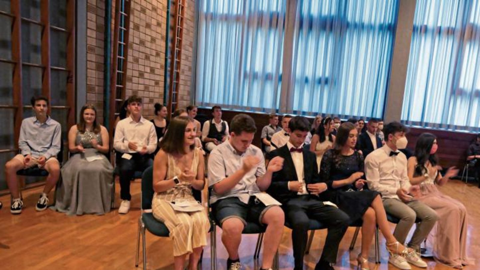 Geschafft haben es beispielsweise die Zehntklässler, die die Abschlussfeier von der linken Saalseite aus verfolgten. Foto: Friedrich Geschafft haben es beispielsweise die Zehntklässler, die die Abschlussfeier von der linken Saalseite aus verfolgten. Foto: Friedrich