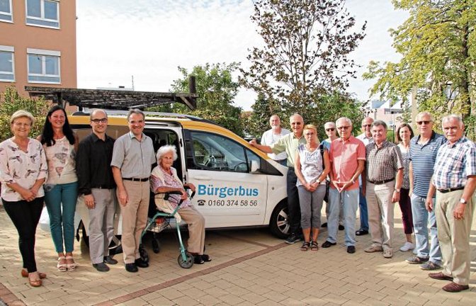Der neue Bürgerbus steht für Fahrten bereit.  Foto: Banholzer